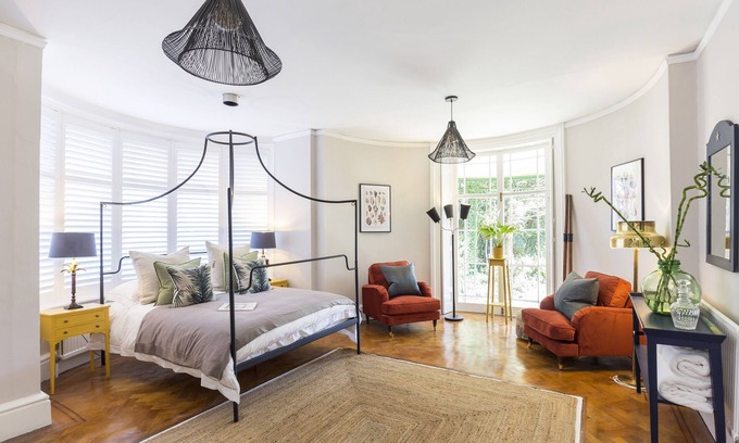 Emsworth House | Boutique En-suite Room in Prestigious Colonial Home