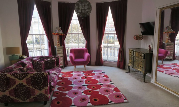 Warwick Apartment | Boutique Large Studio Flat With Balcony in Central London,Pimlico, Victoria. Near the Kings Road.