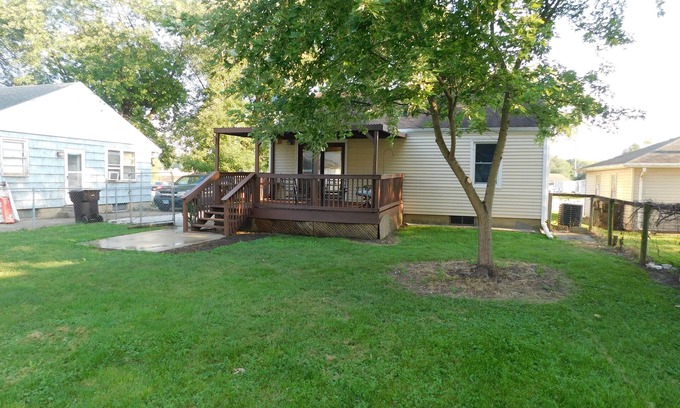 East Peoria House | Bow Wow/Meow! Fenced Yard-5 min to Downtown Peoria