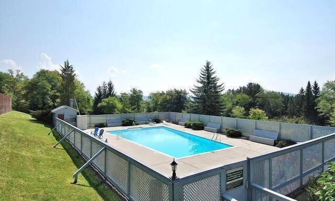 Davis Condo | BR260 Perfect for 2 couples! Summer Pool!