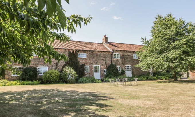 Winestead Cottage | BRAMHILL BARNS, family friendly, with hot tub in Burton Pidsea