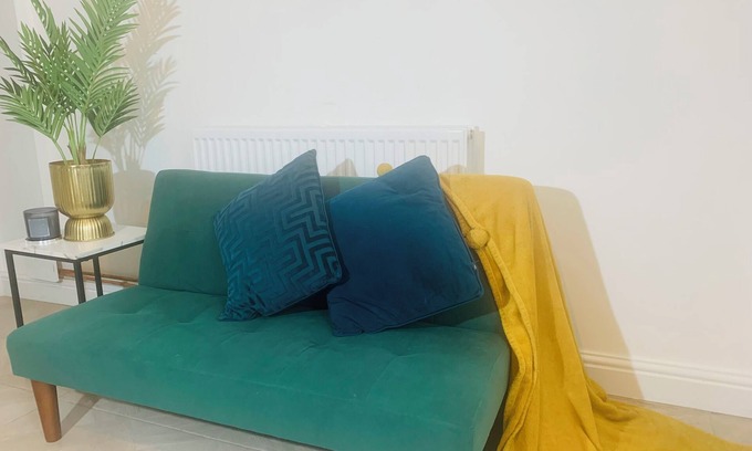 Bury House | Brand New 3 Bed 3 En-suite House in Manchester Near Bury Town Centre
