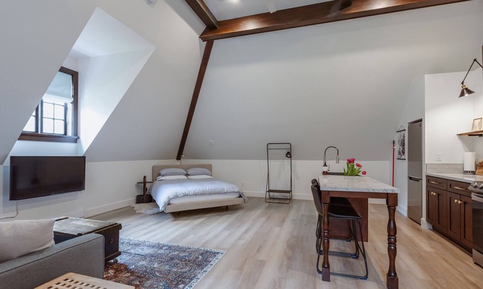Maple Bay House | Brand New Carriage House…close to trails and ocean