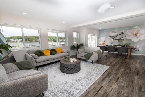 Fair Haven House | Brand new cozy waterfront house w jacuzzi