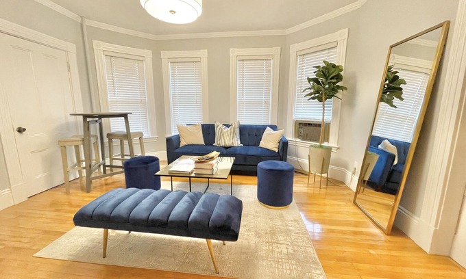 Marlborough House | BRAND NEW Designer 2br*SMART TVs*WD*Free Parking*Free Fios Wifi* Close to BOSTON