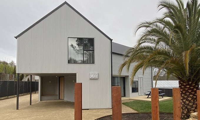 Beechworth House | Brand new family & group accommodation within walking distance to town