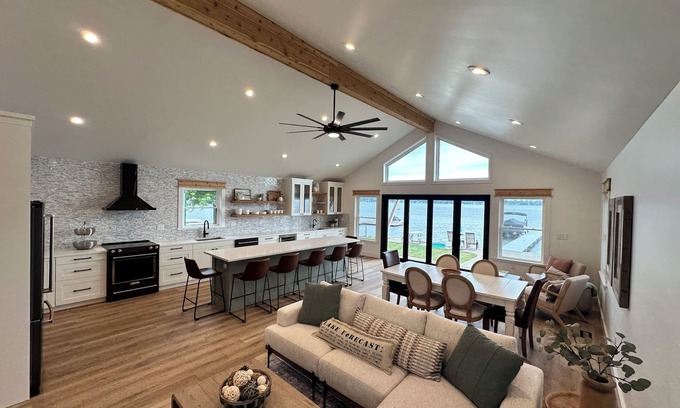 Pinckney House | Brand-New Luxury Lakefront! 5BR/4BA, 3 Primary Suites, Dock & Boat Rental Option