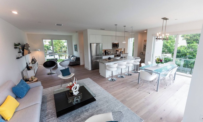 Laurel Park Condo | Brand New Luxury Townhouse in Downtown Sarasota w/Elevator, Kayaks, and bicycles