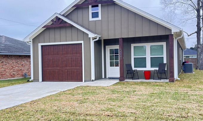 Beaumont House | Brand New Modern 3-bedroom house in Beaumont with WiFi and Netflix