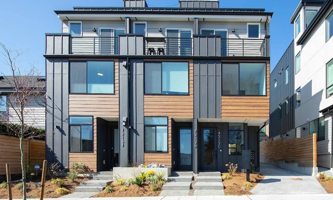 Wallingford House | Brand New Modern Home with Seattle City View|95 ws