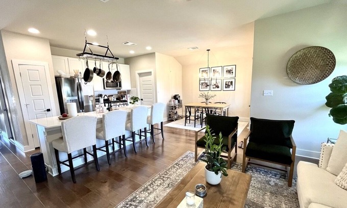 Manor House | Brand New Modern Home with Amazing Yard & Fire Pit - 20 min to DT Austin