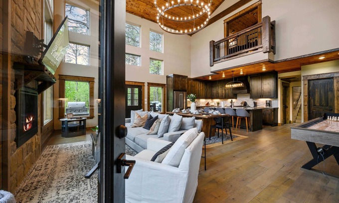 Broken Bow Cabin | Brand New The Lookout: Pool, Pond, Fun Slide, Scavenger Hunt, EV Tesla Outlet, Pet Friendly