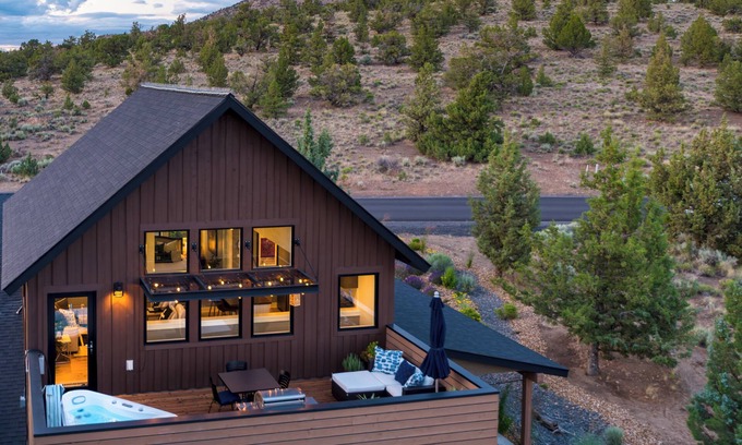 Powell Butte House | Brasada Ranch Retreat | Hot Tub + Views | Resort Access w/Pools | Hat Rock Loop