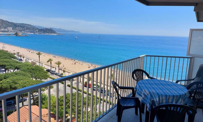 Blanes Apartment | Bravaholidays-410-Neptuno-Terrace sea views. 1st line beach. 4 bedrooms