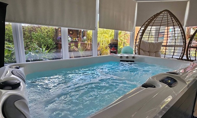 Auchengray House | Braveheart Haven: 4BD Retreat with Hot Tub