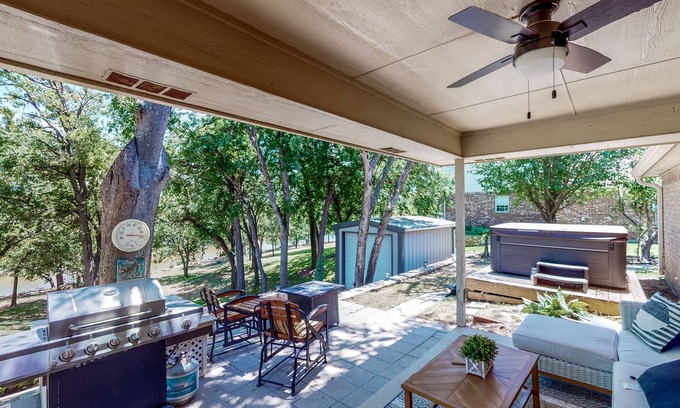 Glen Rose House | Brazos riverfront home on large waterfront lot with private hot tub & canoe