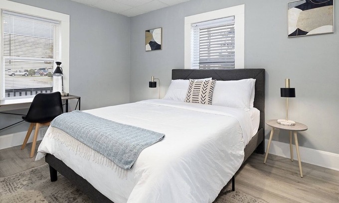 Springfield House | Breathtaking 1BD 1BTH Springfield Studio Apartment