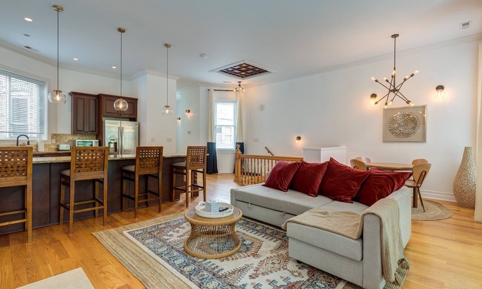 Tri-Taylor Apartment | Breathtaking & Bright: Designer 2BD with Garage