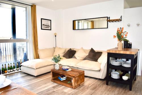 Camberwell Green Apartment | Breathtaking Camberwell Skyline Views