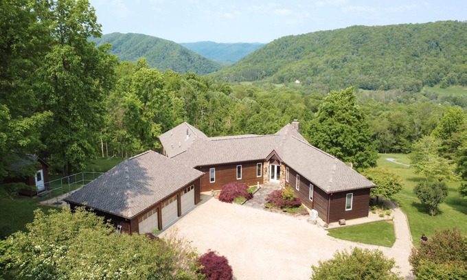 Hot Springs House | Breathtaking Mountain Views 5 min to Omni Homestead Resort!n