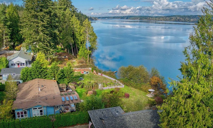 Kingston House | Breathtaking View at a Magical Waterfront Beach Getaway
