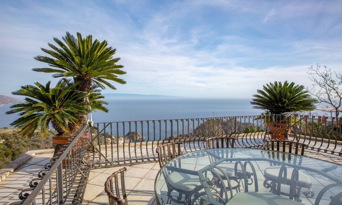 Taormina Apartment | Breathtaking views in a quiet part of Taormina, a stone's throw from downtown
