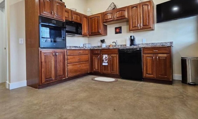 Grove City Apartment | Breckenridge Suites #7 - The King's Suite - Cozy 1-Bedroom with Full Kitchen