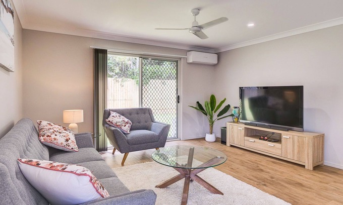 Toogoom House | Breeze - 4BR - Aircon - Wifi - Smart TV