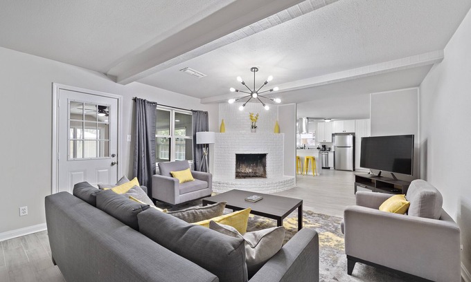 Spring Branch West House | Breezy 4 bedroom home minutes from Midtown!