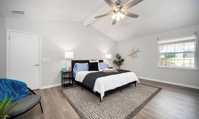 Del Rio House | ~Breezy Blue Bliss Sleeps 13 Cool Pool~