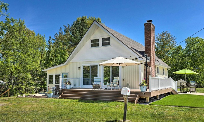 Silver Lake Cottage | Breezy Silver Lake Getaway: Fishing Dock, Grill!