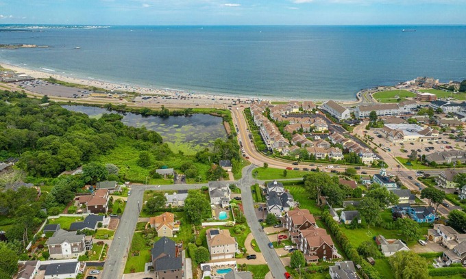 Narragansett Pier House | "Bricrist"-Private heated pool, walk to beach, central a/c, ocean views!