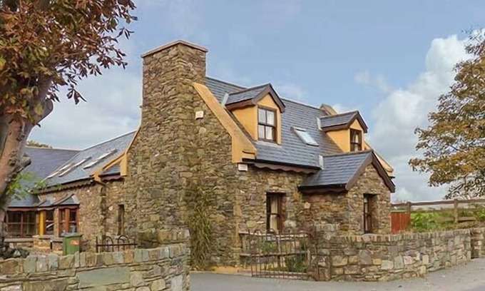 Beaufort Cottage | BRIDGE VIEW, family friendly in Beaufort, County Kerry