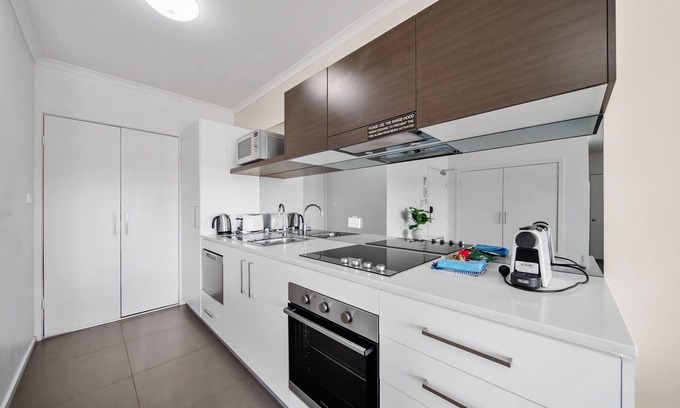 Greenway Apartment | Bright 1-Bed Apartment with Balcony