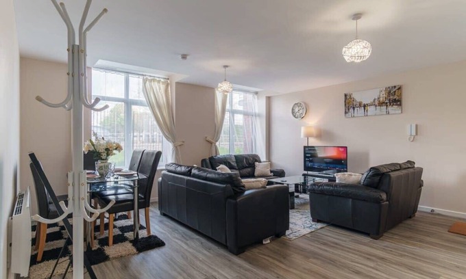 Salford Apartment | Bright 1 Bed Manchester Flat - Sleeps 3