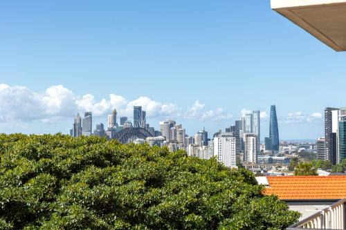 Neutral Bay Apartment | Bright 1-Bed with Balcony & Swimming Pool