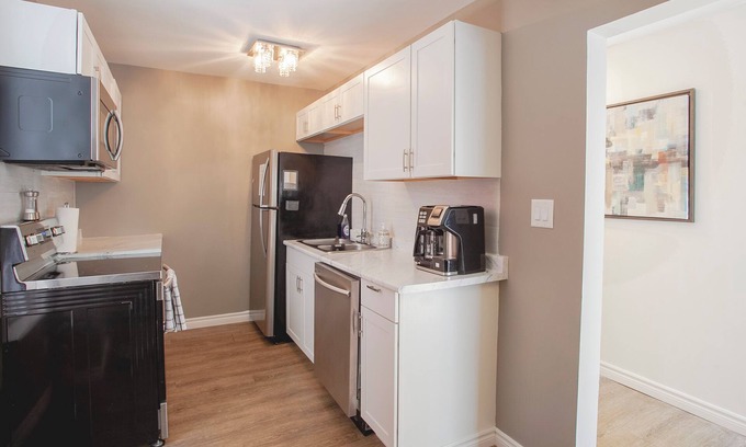 Niagara Falls Apartment | Bright 3BDRM 1 min. from the Falls w/Free Parking