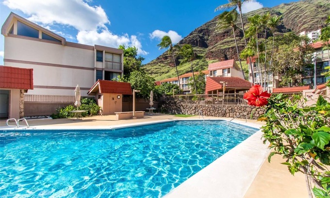 Makaha Valley House | Bright Airy Condo in Makaha - 5 mins from the beach!