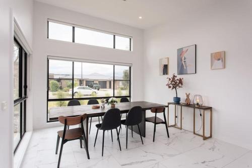 Throsby House | Bright and Chic House at Throsby with 4 Bedrooms