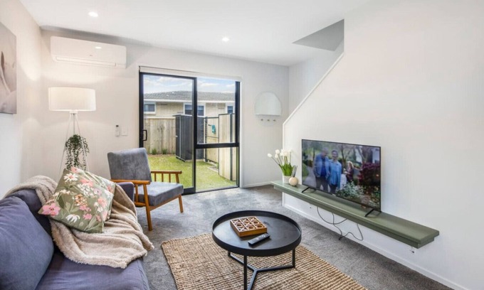 Lower Hutt House | Bright and Comfortable 2BR Stay on Rainey Grove