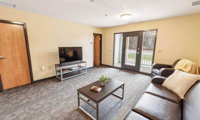 Ontario Apartment | Bright and Connected Your Ideal Getaway