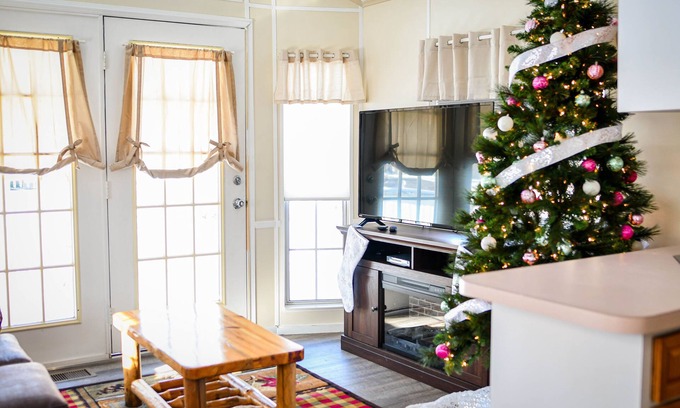 Farmington Cabin | Bright and Cozy Tiny Home Cabin
