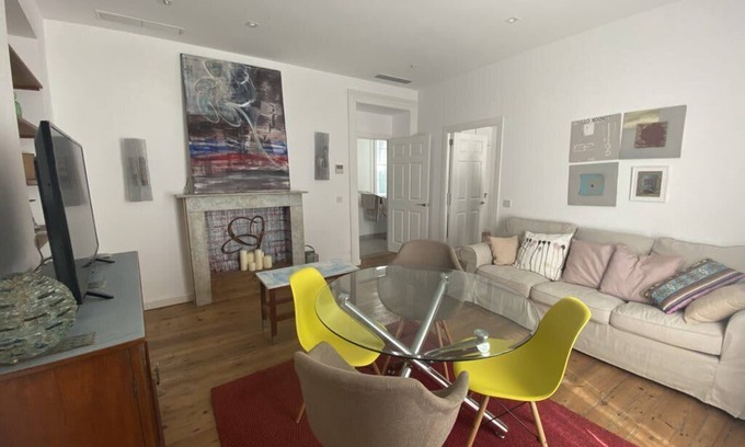 Gibraltar Apartment | Bright and Lovely 1BR Apartment in Prime King Stre