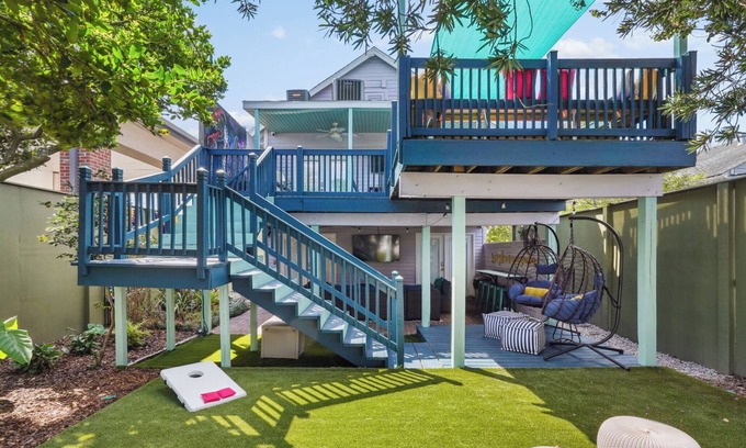 West Riverside House | Bright and Open 5 Bedroom with Patio. Sleeps 10!