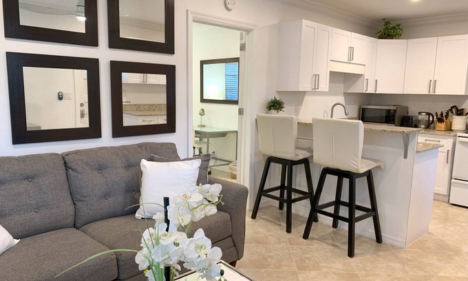 Tarpon River Cottage | Bright and Sunny South Cottage - Centrally Located and in Quiet Neighborhood