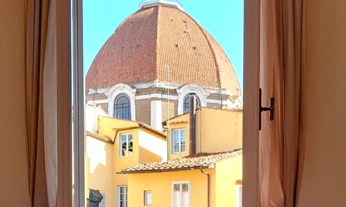 Santa Maria Novella Apartment | Bright Apartment a few steps from Duomo and Train Station. Wifi, A/C, W&D