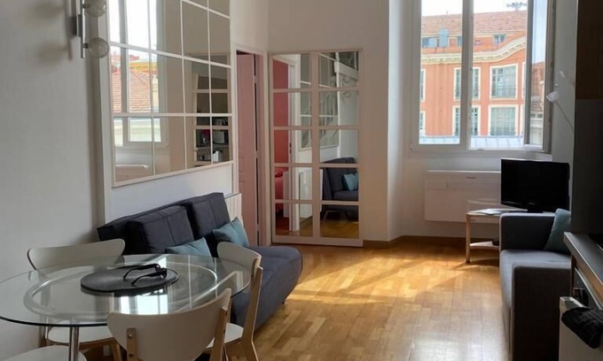 Jean-Medecin Apartment | Bright apartment in Carré d'Or