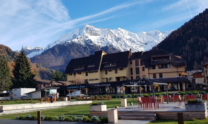 Ponte di Legno Apartment | Bright Apartment Near the Ski Slopes, in a Central Area