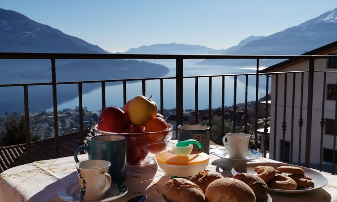 Vercana Apartment | bright apartment with balcony overlooking the lake
