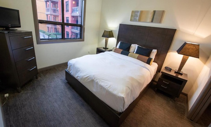 South Pandosy Apartment | Bright Apartment with Pool View #423